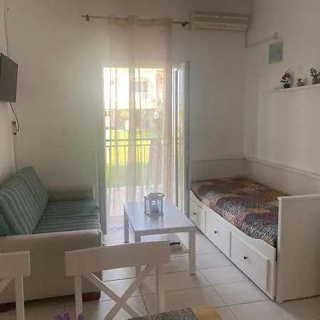 Апартаменты Sunny & Cosy Summer Flat Лефкими